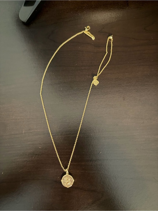 Kendra Scott Jewelry - Kendra Scott Gold Round 'B' Pendant Necklace